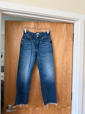 Good American Straight Leg Frayed Jeans, SIZE 28